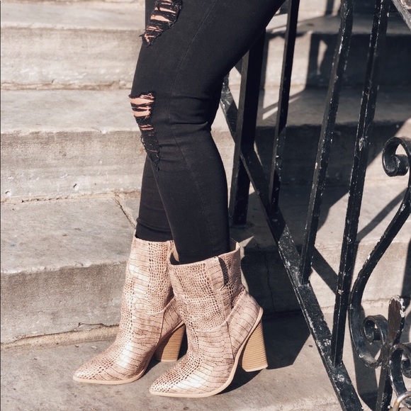 🆕Lana Rose Gold Snake Skin Cowboy Boots - Picture 4 of 7